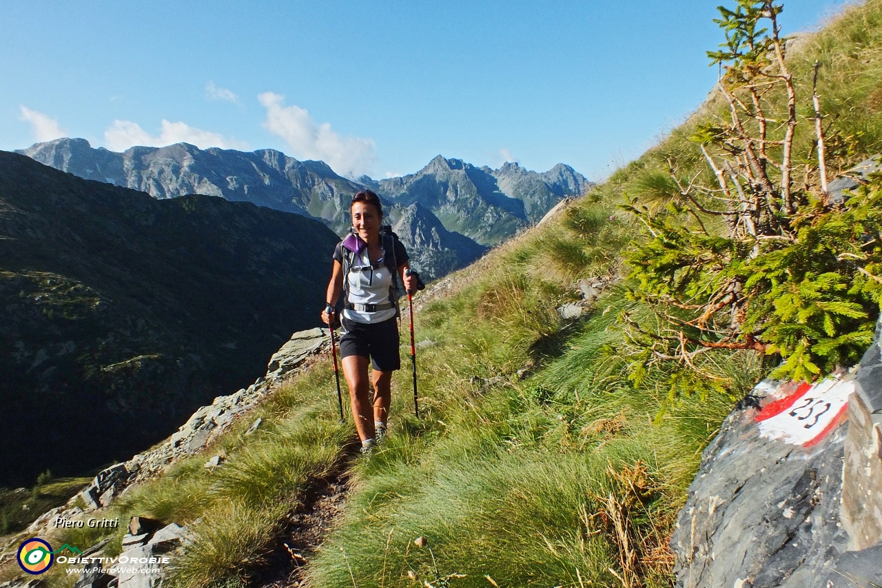 08 Sul sentiero 253 per il Passo di Cigola....JPG